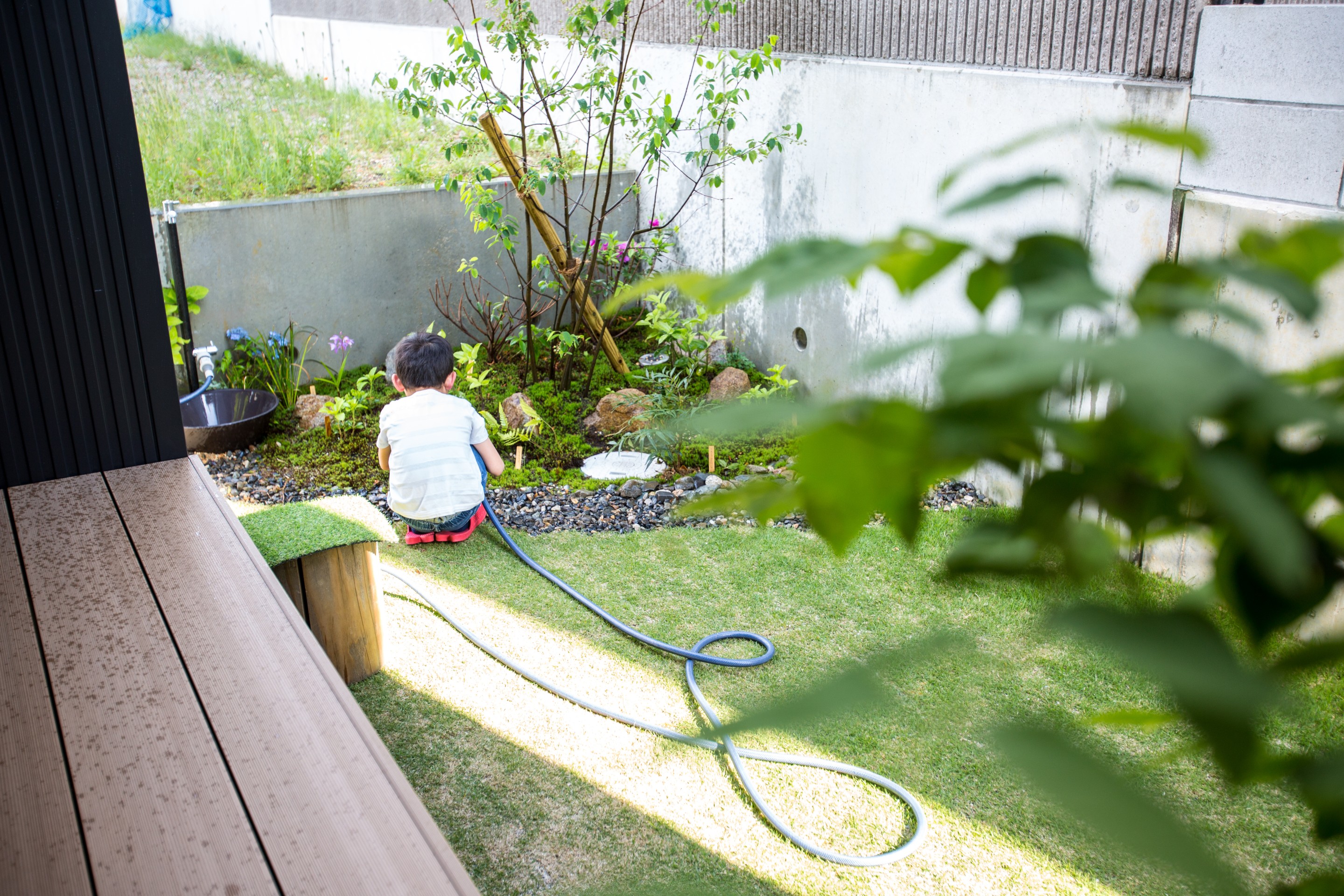 ウッドデッキから広がる季節の花木がある中庭　