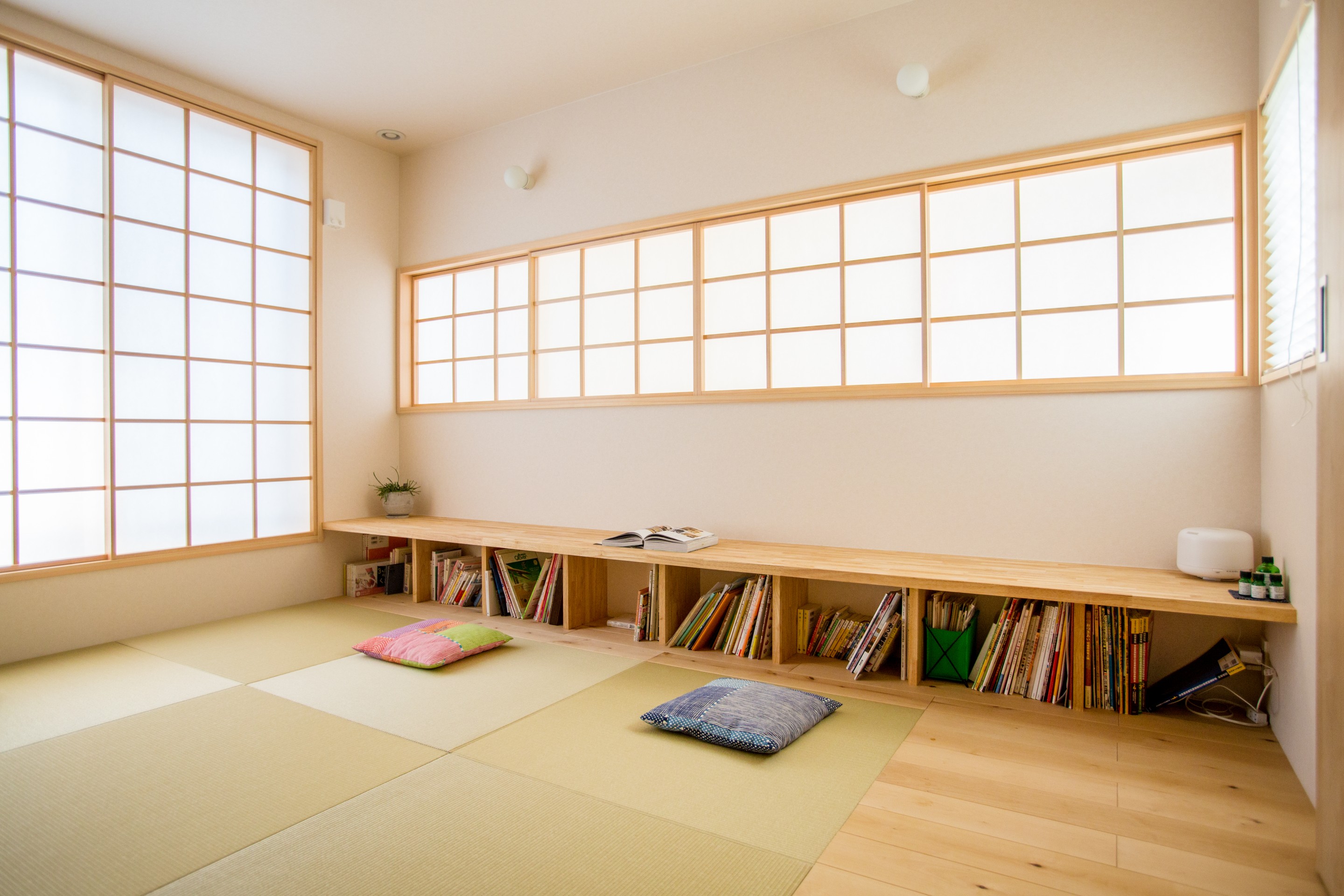 枠と組子をそろえて一枚の障子にみたてた内障子の和室